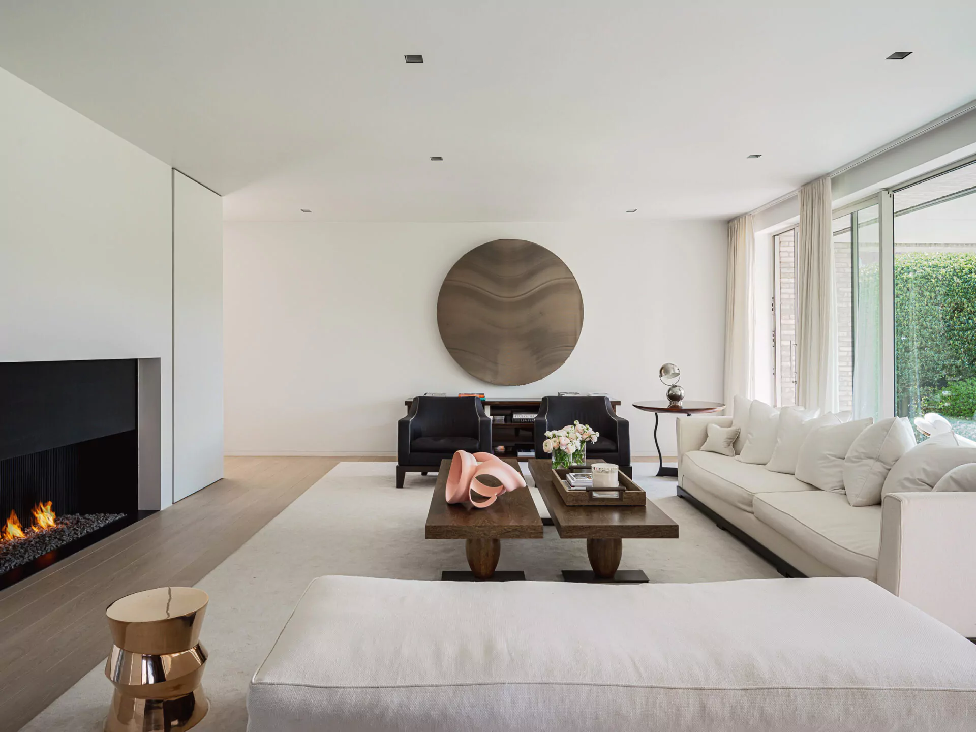  Heldere en moderne woonkamer met open haard in een luxe woning in Knokke-le-Zoute.