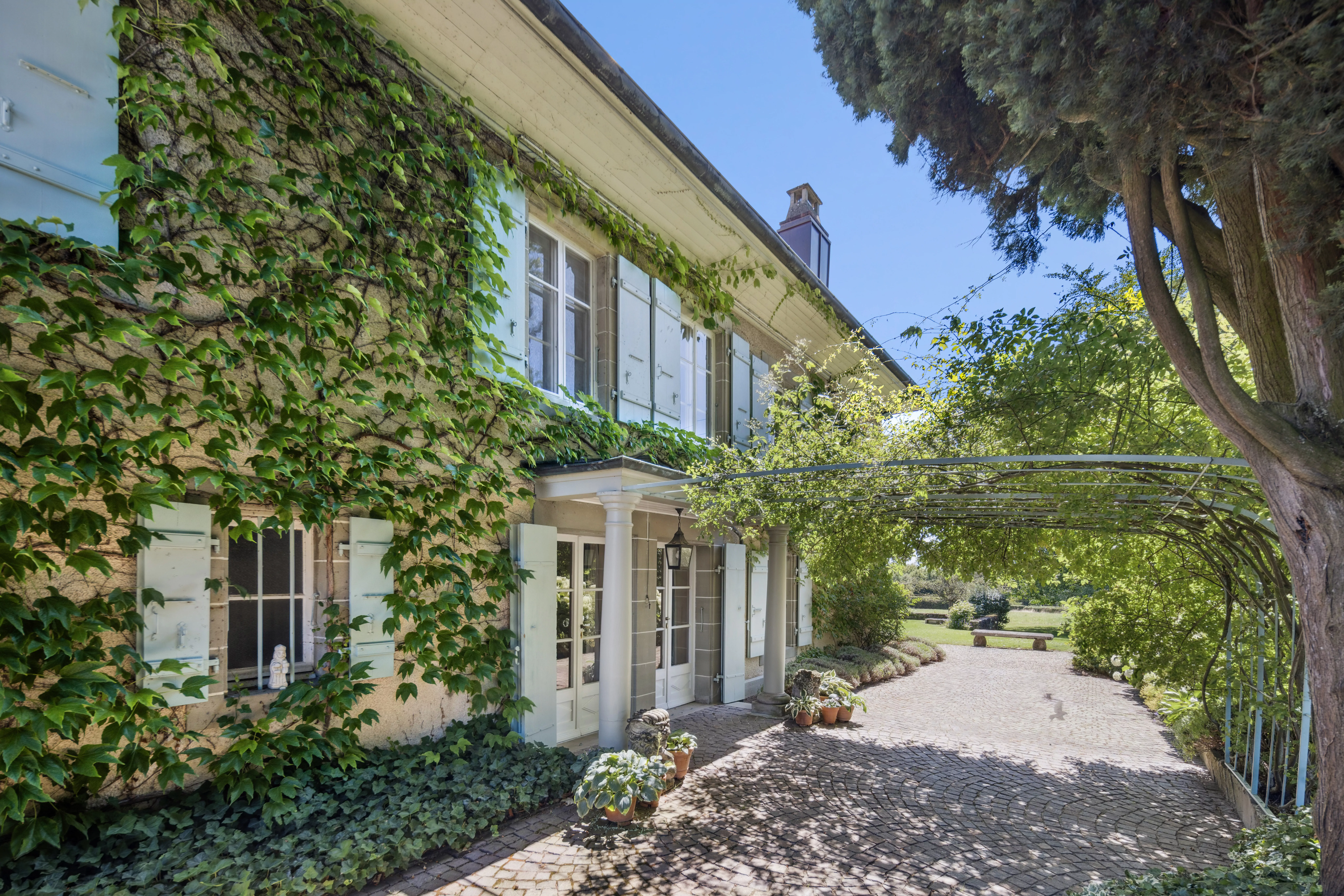 Belgium Sothebys Int. Realty Le refuge suisse d&rsquo;Audrey Hepburn : une élégance intemporelle au bord du lac Léman