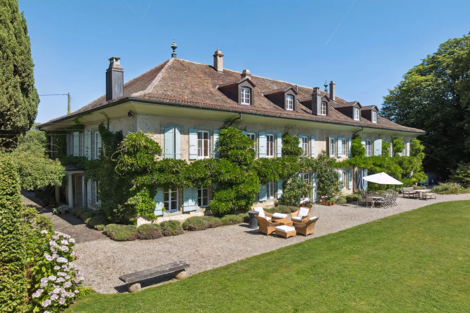 Belgium Sothebys Int. Realty Le refuge suisse d&rsquo;Audrey Hepburn : une élégance intemporelle au bord du lac Léman