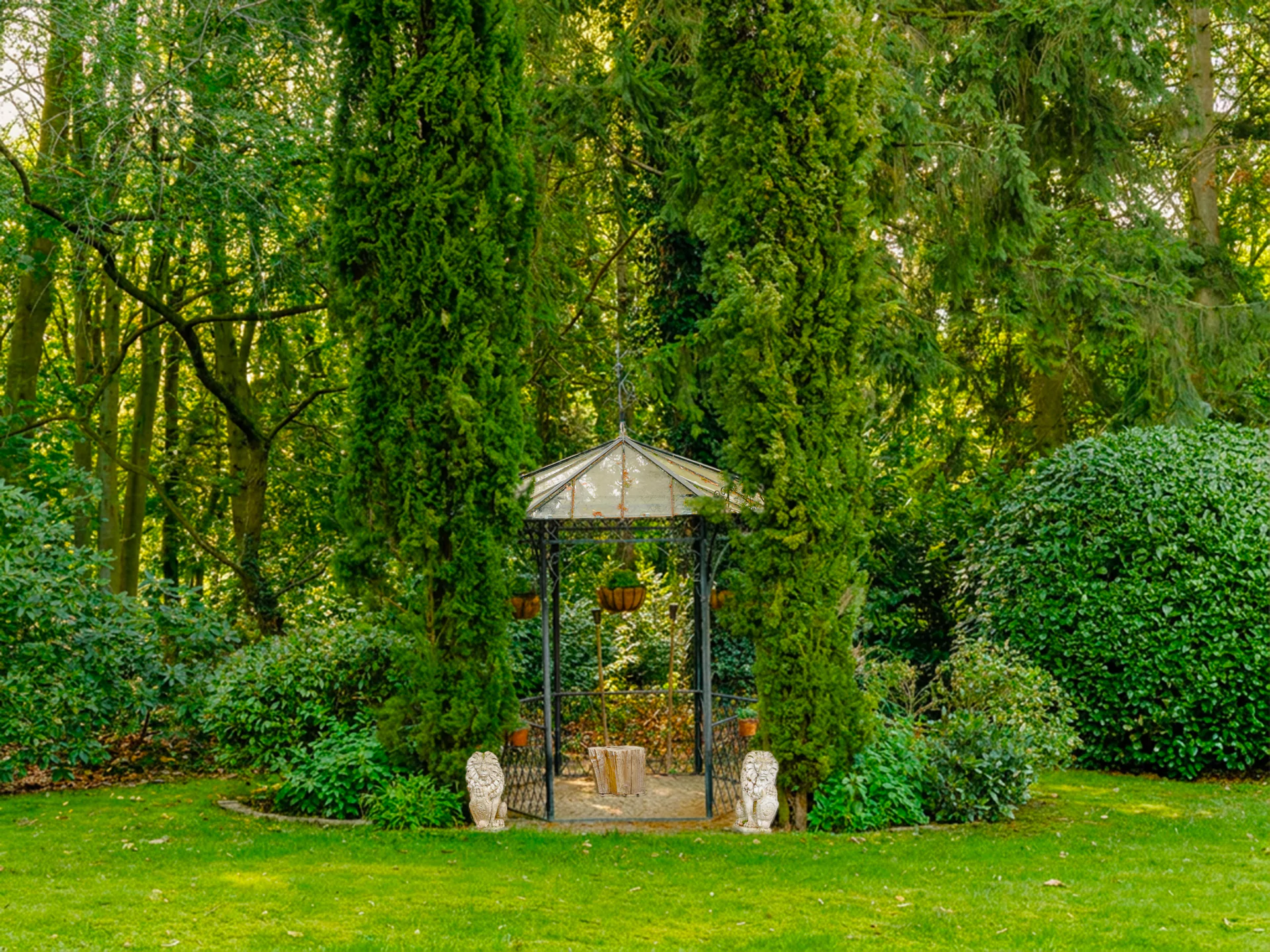 Belgium Sothebys Int. Realty Les hauts de Hurlevent : paysages, architecture et destinées